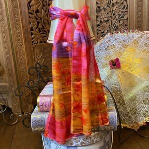 EUC - Vintage Beautiful Floral Patterned Scarf